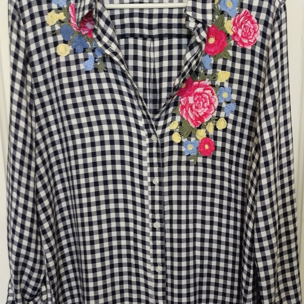 Vintage Como shirt. Light weight flannel feeling but hangs smooth. Not bilky